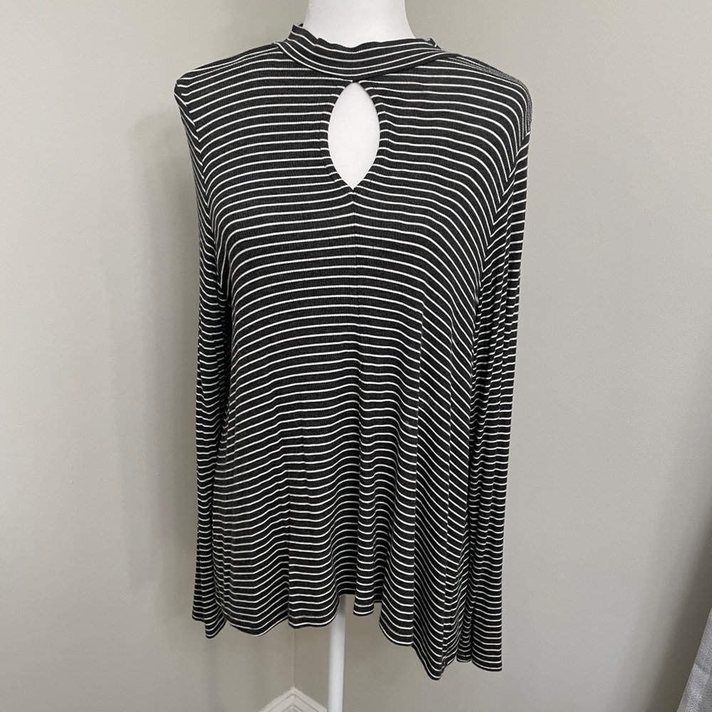 American Eagle keyhole top